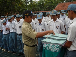 Penyerahan Bea siswa Bebas SPP bagi siswa yang menduduki Rangking I dan II Tahun 2011 Bebas-spp-1