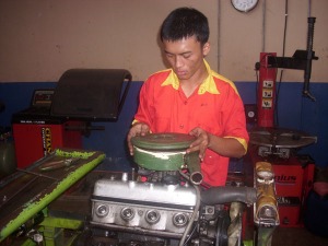 LIhat Foto-Foto Siswa Praktek di SMK Muhammadiyah I playen Ukp-otomotif-tune-up-4